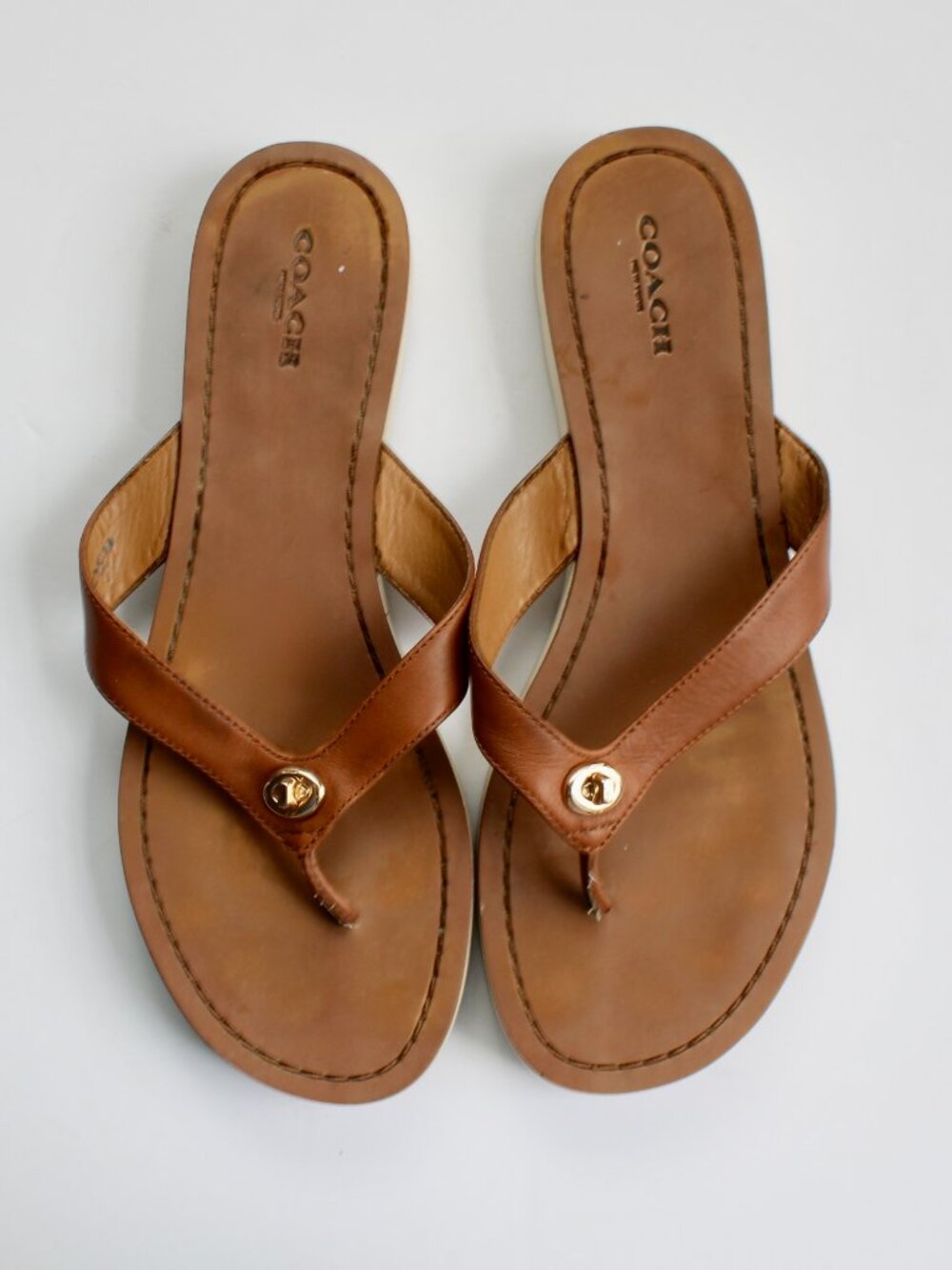 Coach Women's Shelly Leather Tan Gold Turn Lock Accent Thong Flip Flops  Size 9